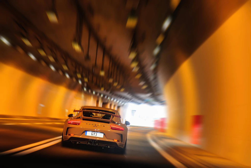 Ein Porsche 911 GT3 im Tunnel (Symbolbild): In Frankreich hat die Gendarmerie einen Porsche-Fahrer mit 312 Kilometern pro Stunde auf der A40 geblitzt.