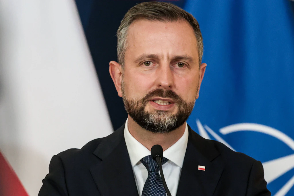 Polens Verteidigungsminister Władysław Kosiniak-Kamysz. Er erklärte, nach dem Drohneneinschlag nahe der Grenze sei der polnische Luftraum nicht verletzt worden. 