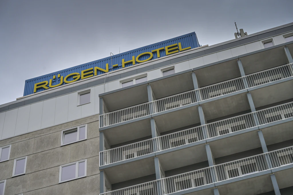 Das Rügen-Hotel prägt bis heute das Stadtbild von Sassnitz. Zu DDR-Zeiten war das Hochhaus zunächst Gästen mit Devisen vorbehalten, später verbrachten dort auch FDGB-Urlauber ihre Ferien.
