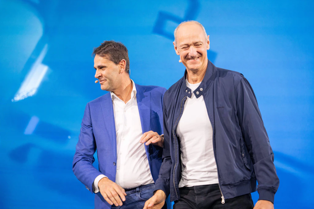 Siemens-CEO Roland Busch und ASML-CEO Christophe Fouquet sprechen am 17. Juni 2026 auf der Messe VivaTech in Paris.