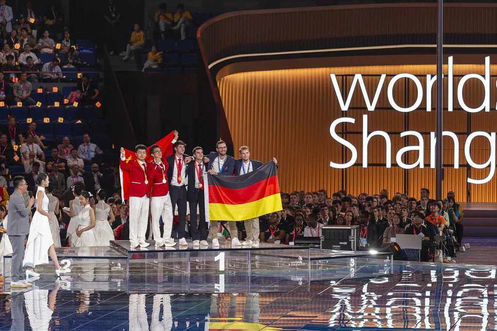 Marc-Aurel Spalek (r.) und sein Mitstreiter Lennart Weitzmann haben in Shanghai Großes vollbracht. Die beiden Chemnitzer Landschaftsgärtner haben bei der Berufe-WM Bronze geholt und sich so einen Traum erfüllt. Vor ihnen landeten nur ihre Berufskollegen aus Frankreich und China.