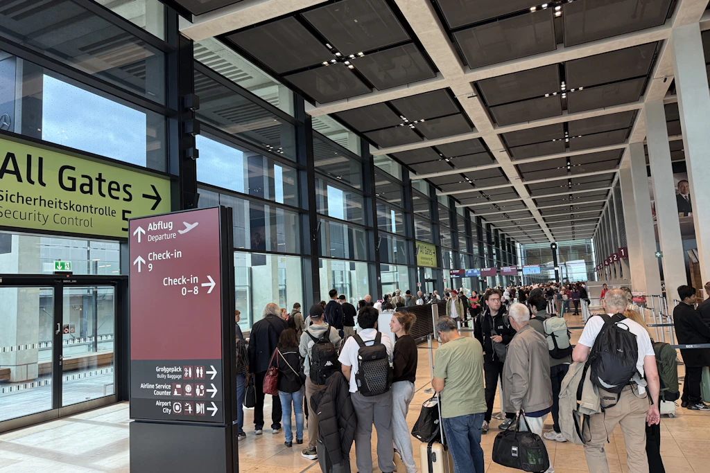 Ein leider bekanntes Bild: Eine schier unendliche Warteschlange an den Sicherheitskontrollen am Flughafen BER im September.