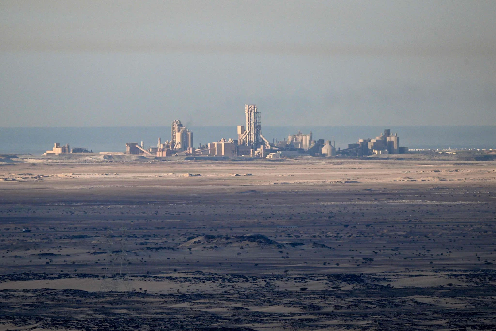 Luftaufnahme eines Industriegebiets in Yanbu am Roten Meer in Saudi-Arabien, aufgenommen im Jahr 2024