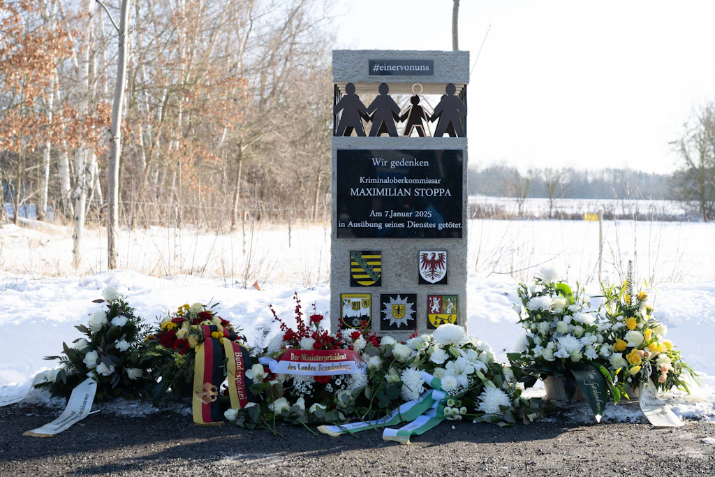 Ein Gedenkstein wurde an der Stelle aufgestellt, an der der 32-jährige Polizist aus Sachsen sein Leben verlor.