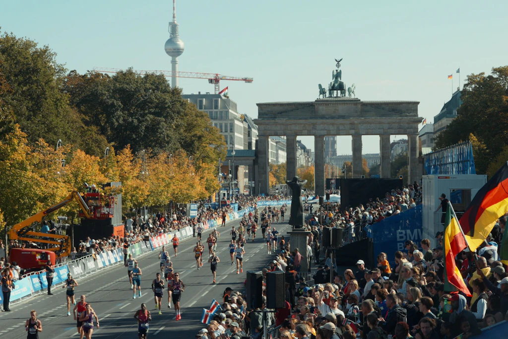 Die letzten Meter nach dem Brandenburger Tor: Hier endet der Berlin-Marathon – nach 42,195 Kilometern, die nicht alle Teilnehmer vollständig gelaufen sind. (Symbolbild)