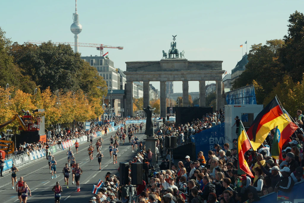 Die letzten Meter nach dem Brandenburger Tor: Hier endet der Berlin-Marathon – nach 42,195 Kilometern, die nicht alle Teilnehmer vollständig gelaufen sind. (Symbolbild)