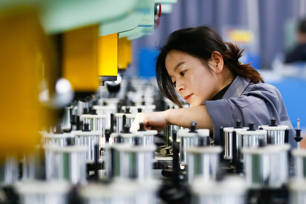 Eine chinesische Arbeiterin bei der Montage von Kabelbäumen: In unserem Alltag steckt mehr China, als man denkt.