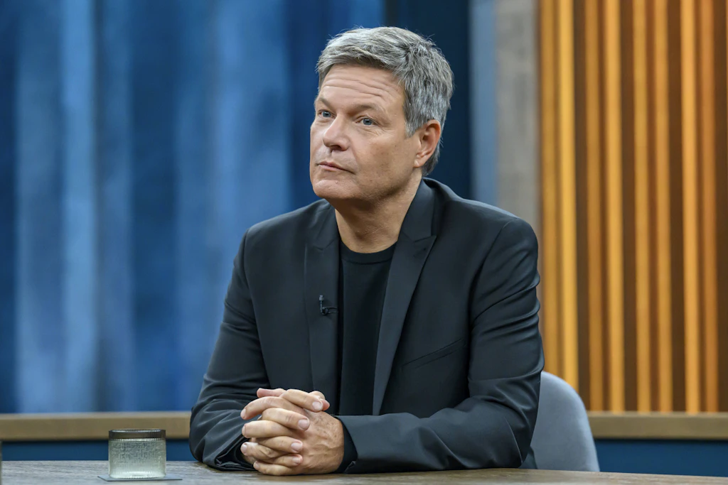 Der Welterklärer in nachdenklicher Pose: Robert Habeck mimt bei Miosga den tiefgründigen Geostrategen.