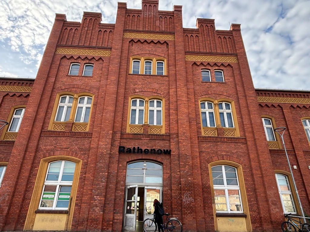 Das denkmalgeschützte Empfangsgebäude des Bahnhofs Rathenow wurde 1870 eröffnet. Seit 2. Oktober hält dort nur noch die Regionalbahn RB51 nach Brandenburg an der Havel.