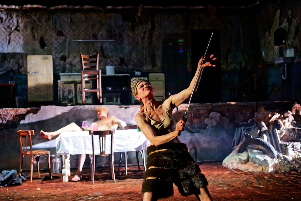 Astrid Meyerfeldt spielt in der antiken Tragödie „Thyestes“ von Seneca die Rolle des brutalen Atreus, des Königs von Argos.