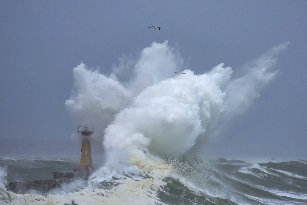 Meterhohe Gischt an einer Hafenmole: Ein Super-El-Niño verschiebt Wind- und Regenmuster rund um den Globus. (Symbolbild)