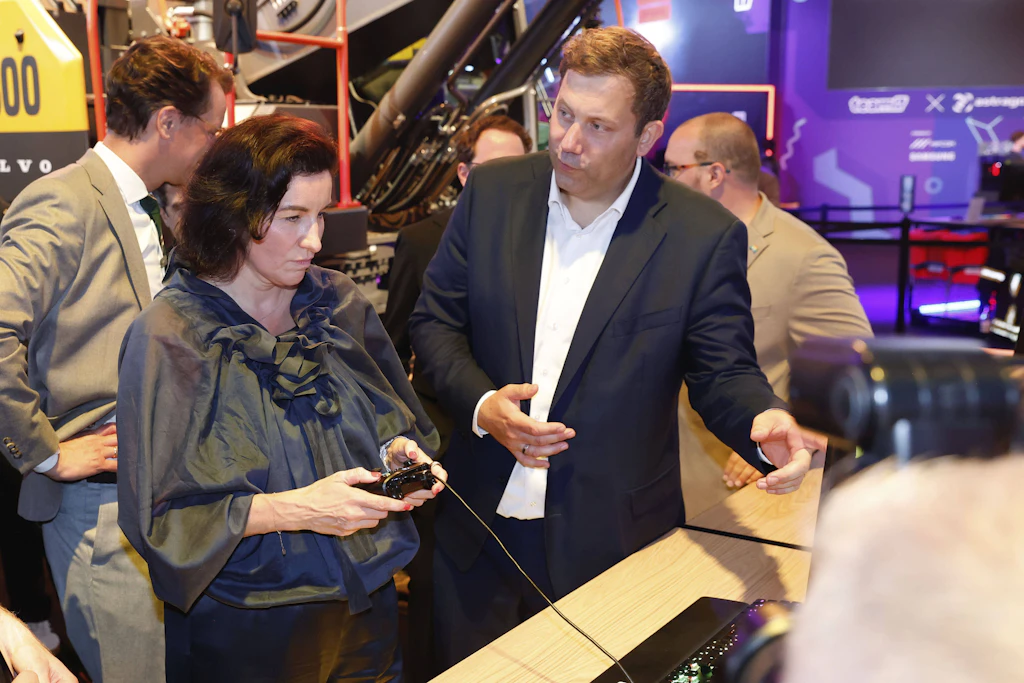 Forschungsministerin Dorothee Bär und Finanzminister Lars Klingsbeil beim Daddeln: Gibt der Staat das Geld für die Gaming-Förderung sinnvoll aus?