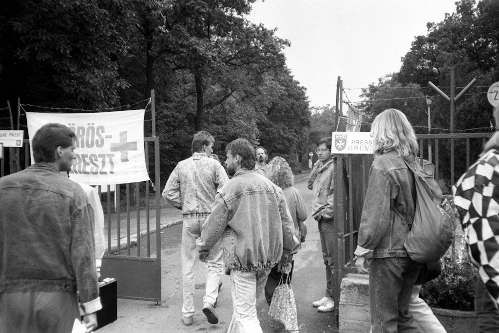 1989: Flüchtlinge aus der DDR am Eingang zum Gelände des Deutschen Roten Kreuzes in Budapest.