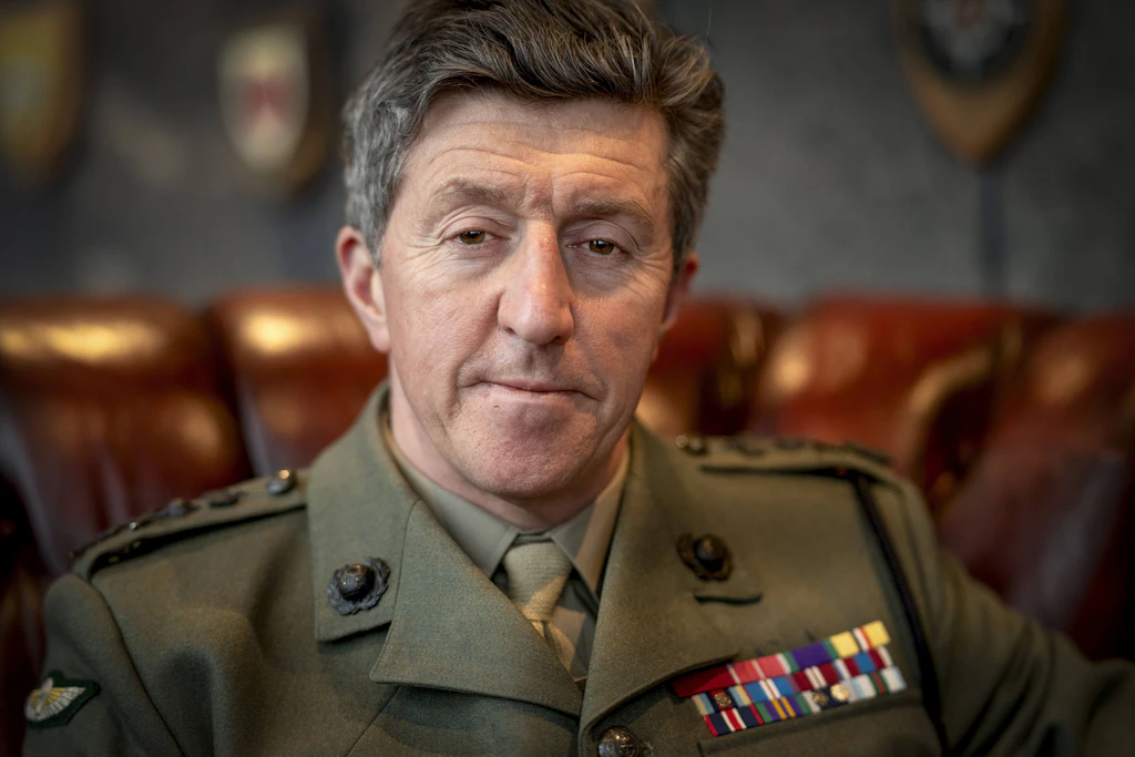 Der britische Marinechef Gwyn Jenkins hat Finnland Schutz durch britische Atom-U-Boote zugesichert. Hier ist er am 25. März 2026 in Stockholm zu sehen. 