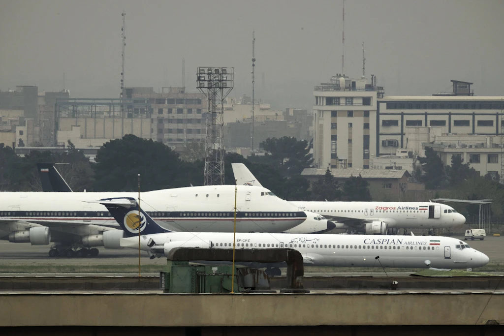 Flugzeuge, darunter von Caspian Airlines, stehen am Flughafen Teheran-Mehrabad (Symbolbild)