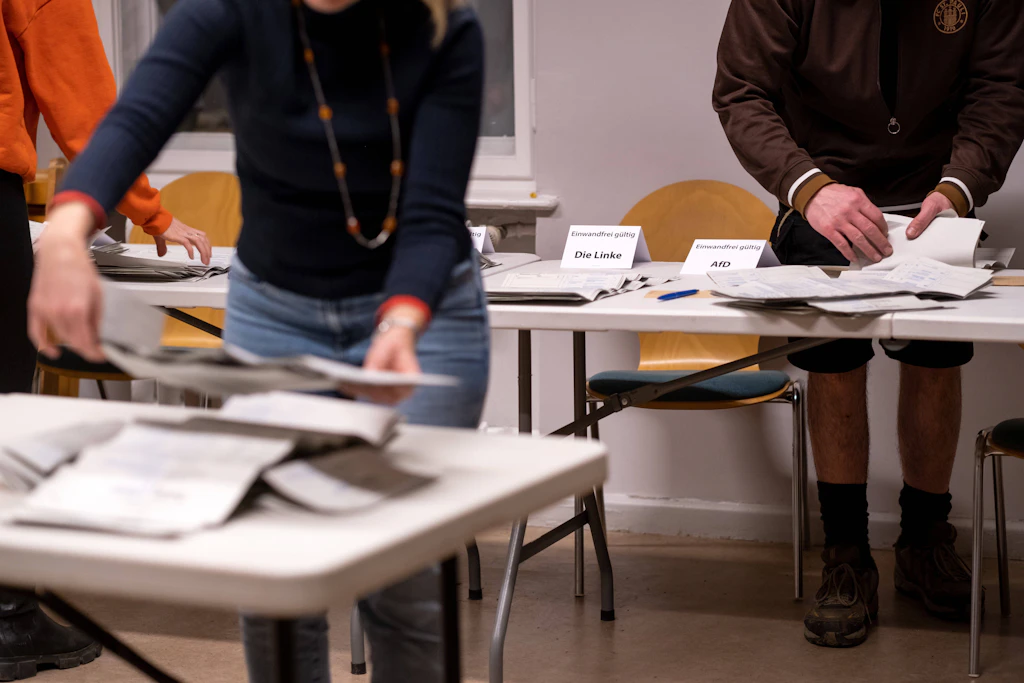 Wahlhelfer bei der Stimmenauszählung in einem Wahllokal in Pankow.