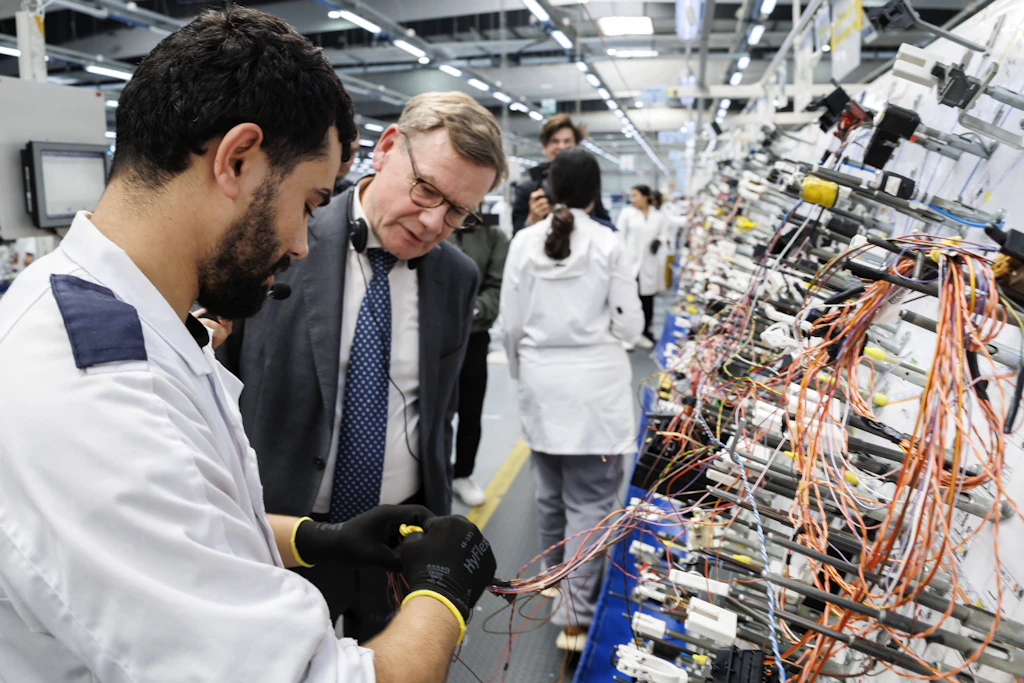 Auch Bundesaußenminister Johann Wadephul (CDU) war im April dieses Jahres in Marokko. Hier beim Besuch des Automobielzulieferers <a target="_blank" rel="noopener" href="https://marokko.ahk.de/de/mitglieder/liste-der-deutschen-unternehmen-in-marokko/se-bordnetze-morocco">SE Bordnetze Morocco S.A.R.L.</a>, der direkt zur <a target="_blank" rel="noopener" href="https://www.sebn.com/">Sumitomo Electric Bordnetze SE</a>&nbsp;aus Wolfsburg gehört.