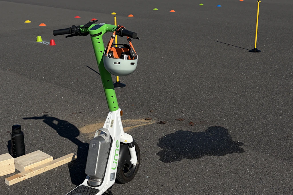 Ein E-Scooter mit verschiedenen Hindernissen