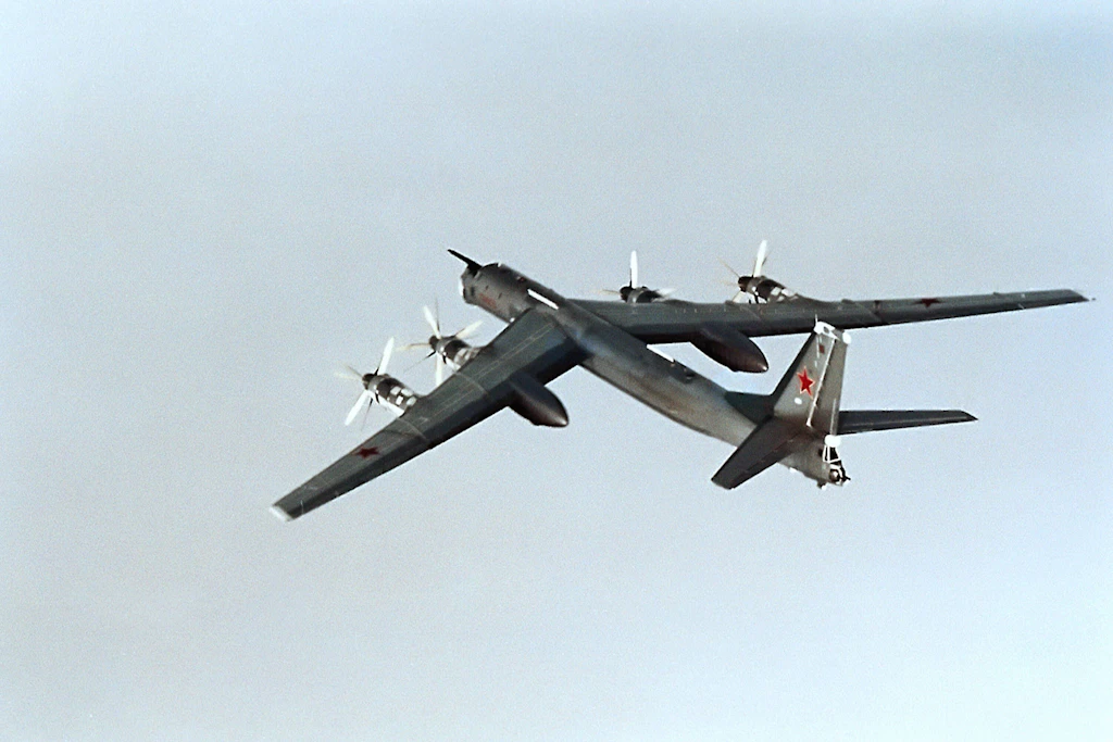 Ein russischer Langstreckenbomber vom Typ Tu-95 in der Luft. Ein Flugzeug dieses Typs ist nun in der Region Amur abgestürzt.