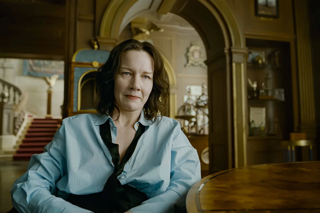 Sandra Hüller miesepetrig und schwarzhaarig in „Digger“.