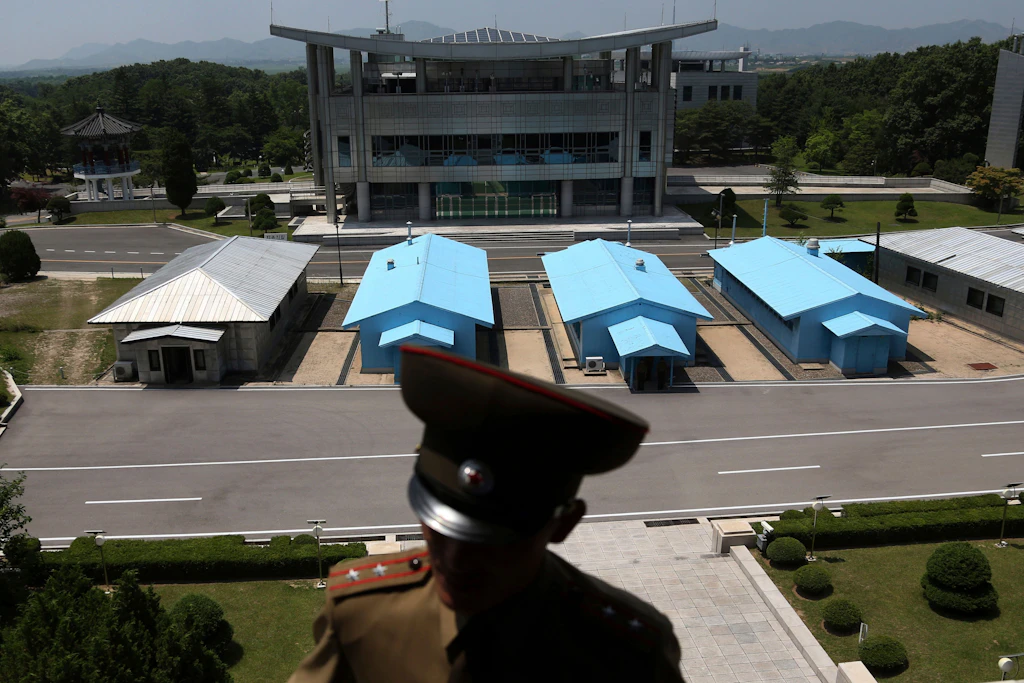 Panmunjom: Ein nordkoreanischer Soldat steht vor einem Gebäudekomplex auf der südkoreanischen Seite der Grenze in der demilitarisierten Zone.