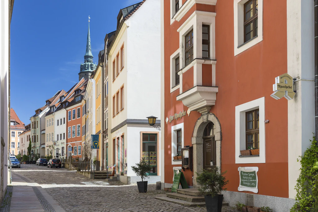Hinter den glänzenden Fassaden fehlt zunehmend das Geld.
