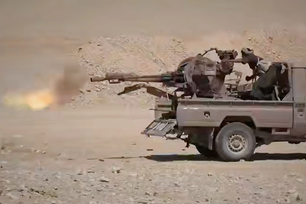 Huthi-Kämpfer feuern im Osten der jemenitischen Provinz Jawf während eines Gefechts eine auf einem Pick-up montierte Waffe ab.