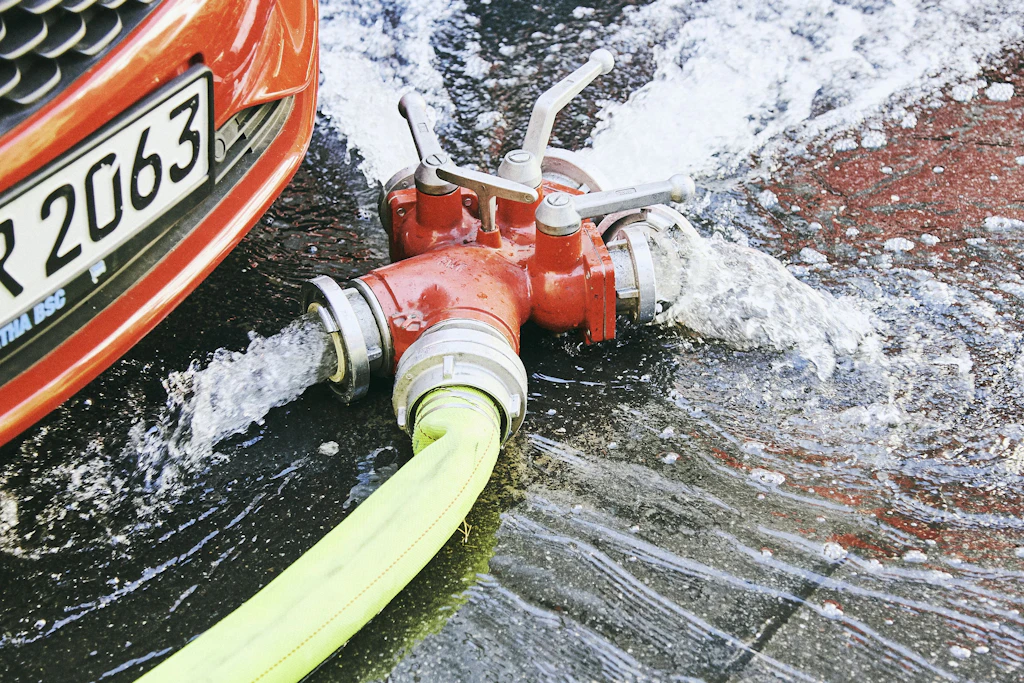 Die Feuerwehr ist mit dem Leerpumpen der Keller beschäftigt.