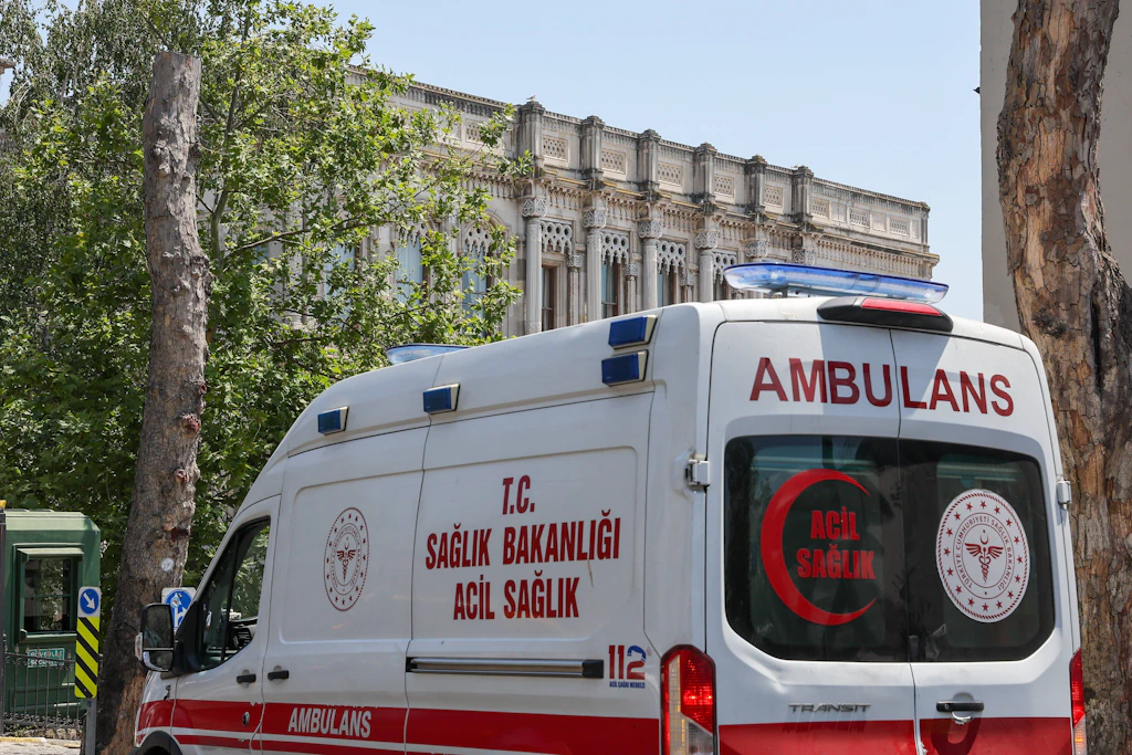 Ein Rettungswagen fährt in Istanbul zu einem Einsatz.