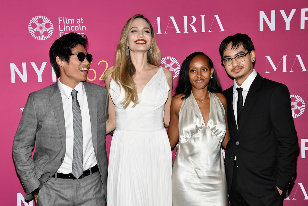 Angelina Jolie mit ihren Kindern Pax, Zahara und Maddox bei der Premiere von „Maria“ in New York im September 2024.