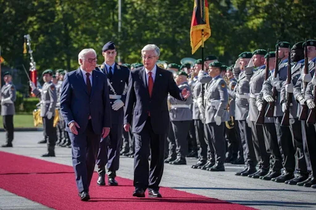 Bundespräsident Frank-Walter Steinmeier empfängt den Staatspräsidenten Kasachstans Kassym-Schomart Tokajew mit militärischen Ehren im Verteidigungsministerium.