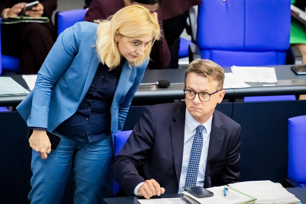 Bundesgesundheitsminister Carsten Linnemann (CDU) im Bundestag mit seiner Amtsvorgängerin, Kanzleramtsministerin Nina Warken (CDU).