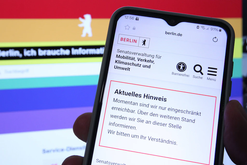Nach einem Hackerangriff waren zwei Berliner Senatsverwaltungen nur eingeschränkt erreichbar. Das Portal berlin.de informierte darüber.