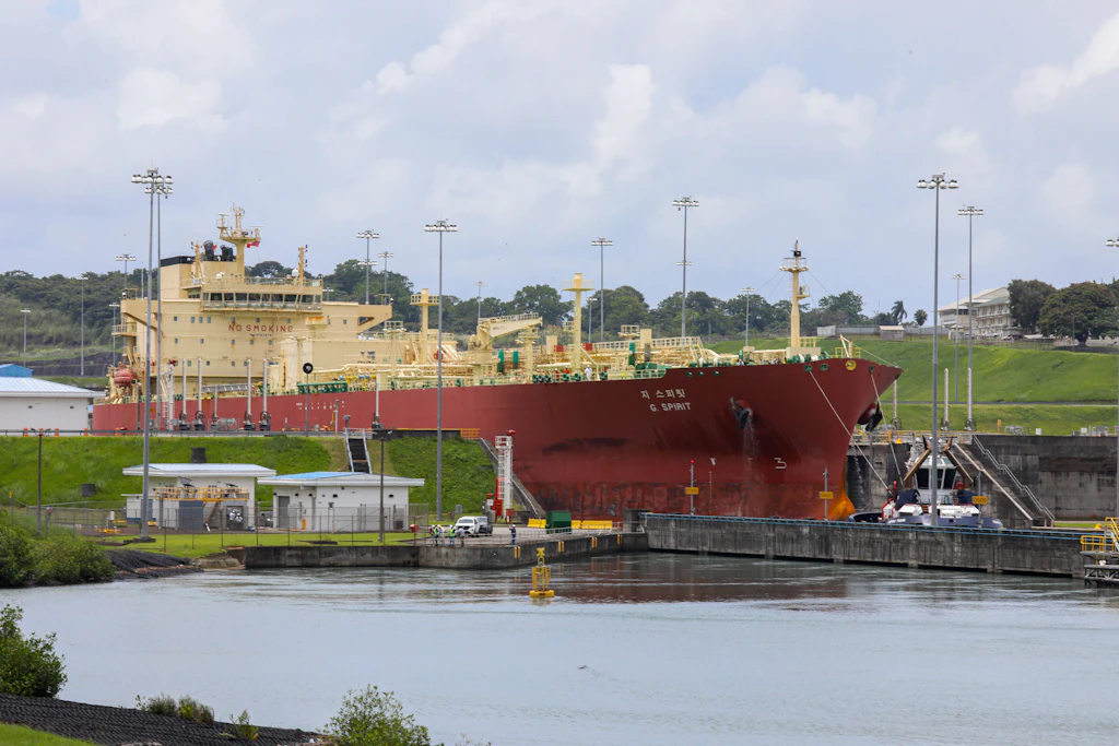 Das unter südkoreanischer Flagge fahrende Schiff SK Gas LTD passiert am 1. September den Panamakanal, nachdem für die bevorzugte Passage 5,3 Millionen US-Dollar gezahlt worden waren.