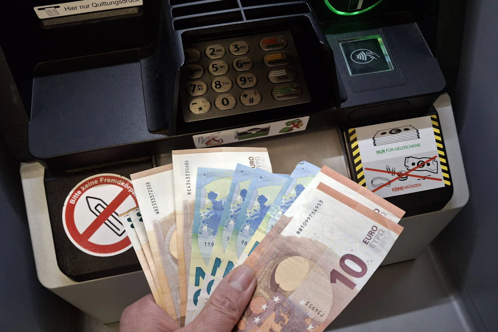 Geld abgehoben vom Konto eines Verstorbenen: Wer nach dem Tod eines Rentners über dessen Rente verfügt, kann persönlich zur Rückzahlung verpflichtet werden. (Symbolbild)
