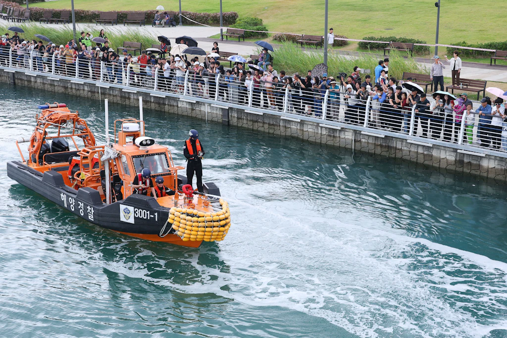 Angehörige der Küstenwache sind auf einem Patrouillenboot auf den Wasserwegen des North Port Waterfront Parks in der südöstlichen Hafenstadt Busan im Einsatz, um einen Hai ins offene Meer zu leiten.