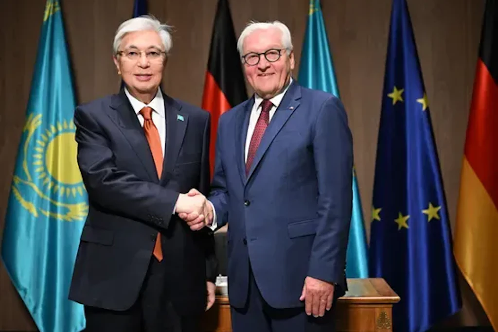 Bundespräsident Frank-Walter Steinmeier empfing am Dienstag Kasachstans Präsidenten Kassym-Schomart Tokajew.