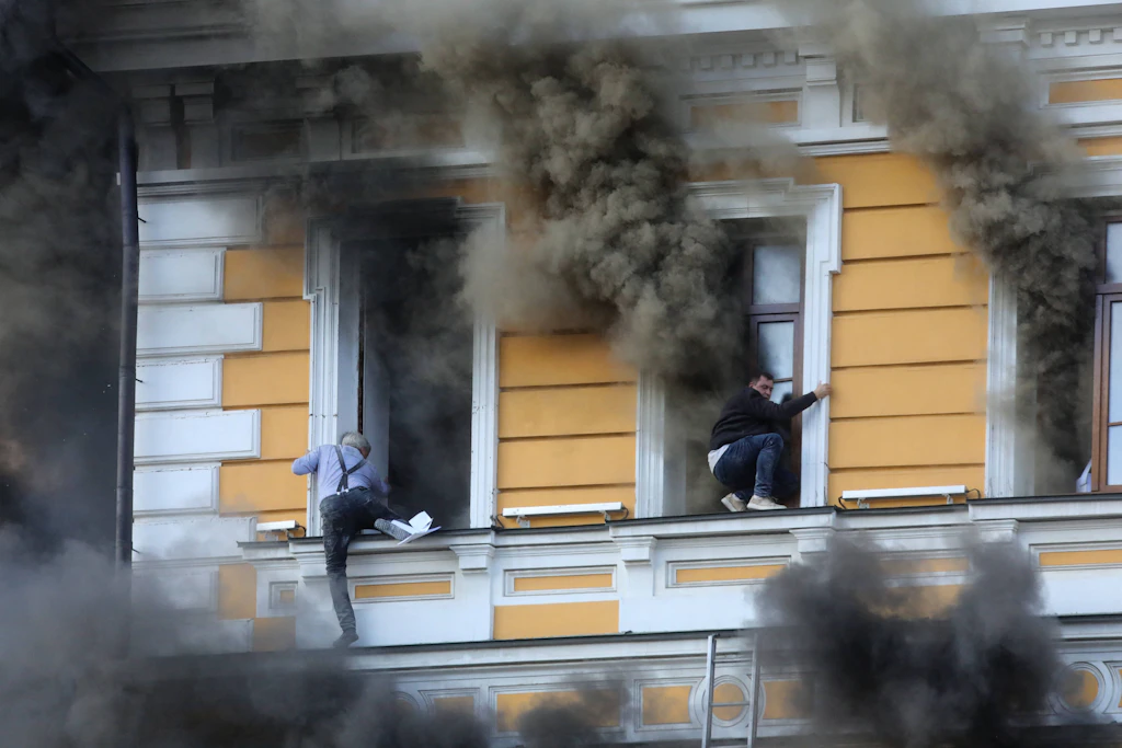 Das Gebäude der Nationalen Akademie der Wissenschaften in Kiew steht nach einem russischen Drohnenangriff in Flammen.