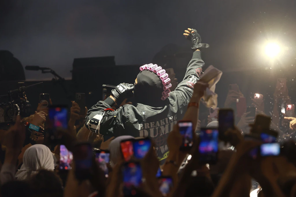 Spektakulärer Auftakt: Der Rapper eröffnet die Show in der Menschenmasse.
