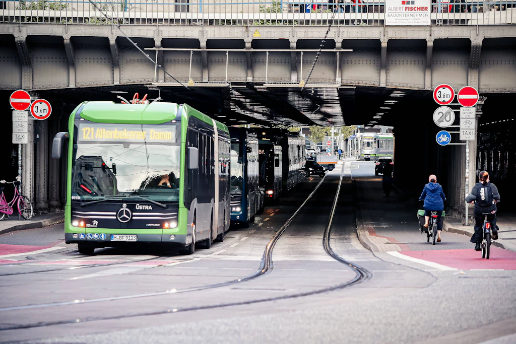 Umleitung bei Buslinie 56: Wegen Breitbandarbeiten in Chemnitz fährt die Linie ab 5. Oktober anders und die Haltestelle Am Erlenwald entfällt vorübergehend. (Symbolbild)