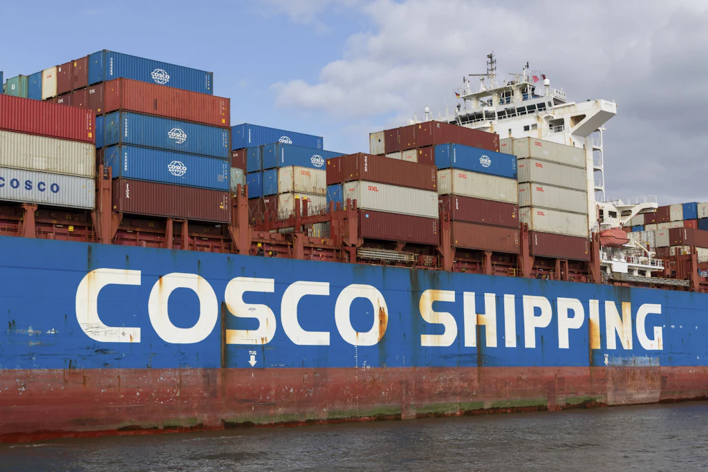 Containerschiff Xin Lian Yun Gang der Reederei China COSCO Shipping Corporation unterwegs auf der Elbe im Hafen von Hamburg.