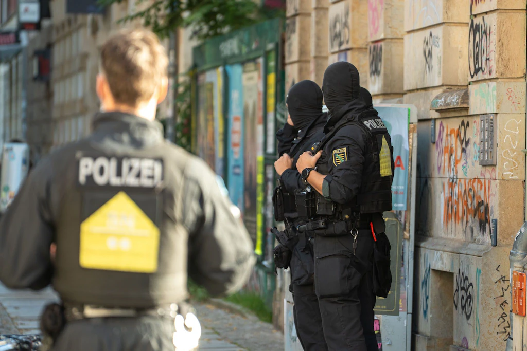 Seit dem frühen Dienstagmorgen durchsuchen zahlreiche, teils vermummte Einsatzkräfte der Polizei mehrere Objekte in Dresden, wie hier in der Neustadt.