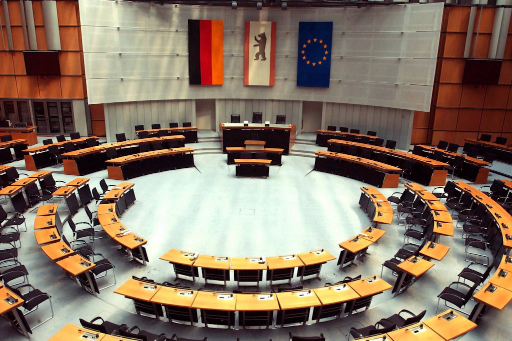 Leerer Plenarsaal im Abgeordnetenhaus Berlin.