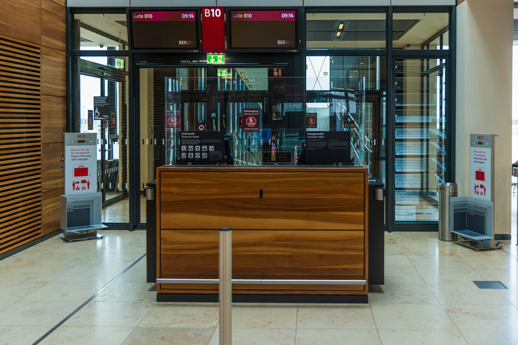 Ein Gate im Flughafen BER: An Flugsteigen kommt es immer wieder zu Konflikten.