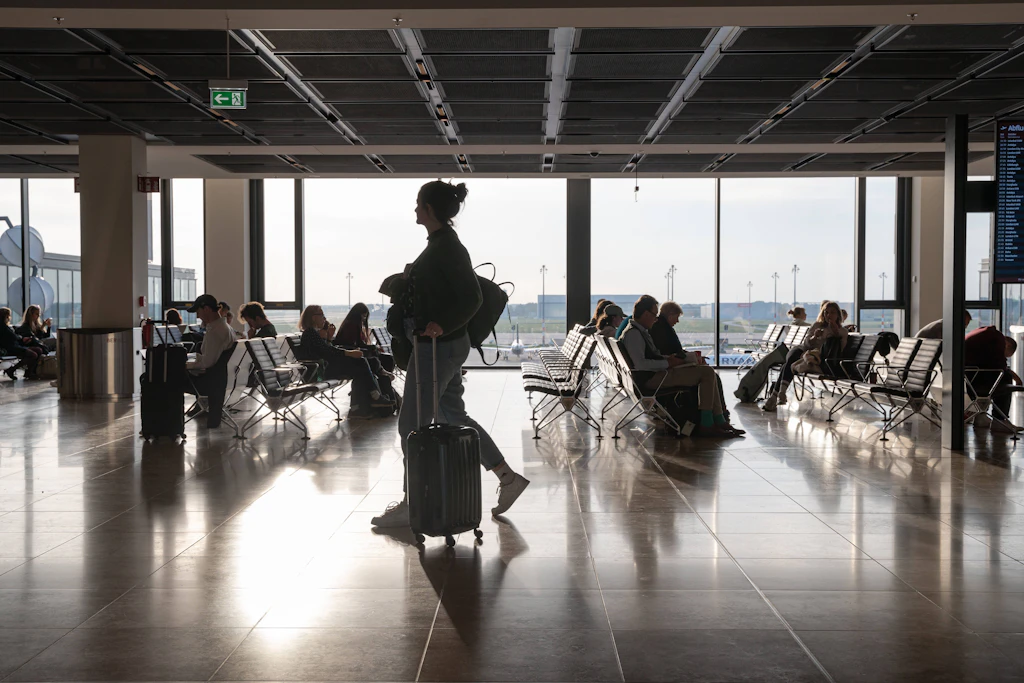 Passagiere am Flughafen Berlin Brandenburg (BER) in Schönefeld