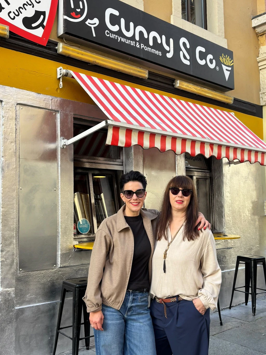 Simone Meyer-Götz und ihre Schwester Susanne übermalten ihren mit Graffiti besprühten Imbiss einfach. 