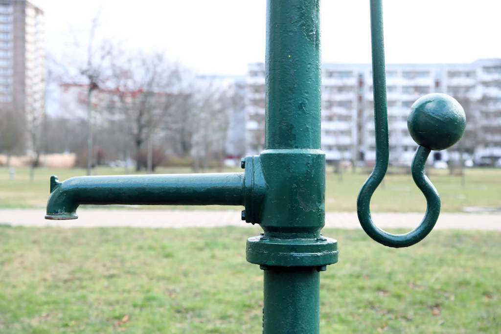 Schwengelpumpe in einem Wohngebiet in Marzahn: Aufs Wesentliche reduziert.