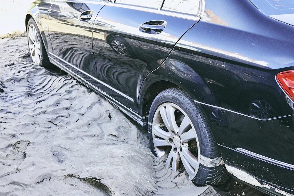 Beim Wasserrohrbruch in Siemensstadt standen die Autos tief im Schlamm.