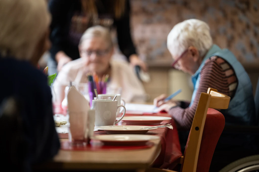 Bewohnerinnen eines Pflegeheims: Nun kommen auf Angehörige viele Änderungen zu.