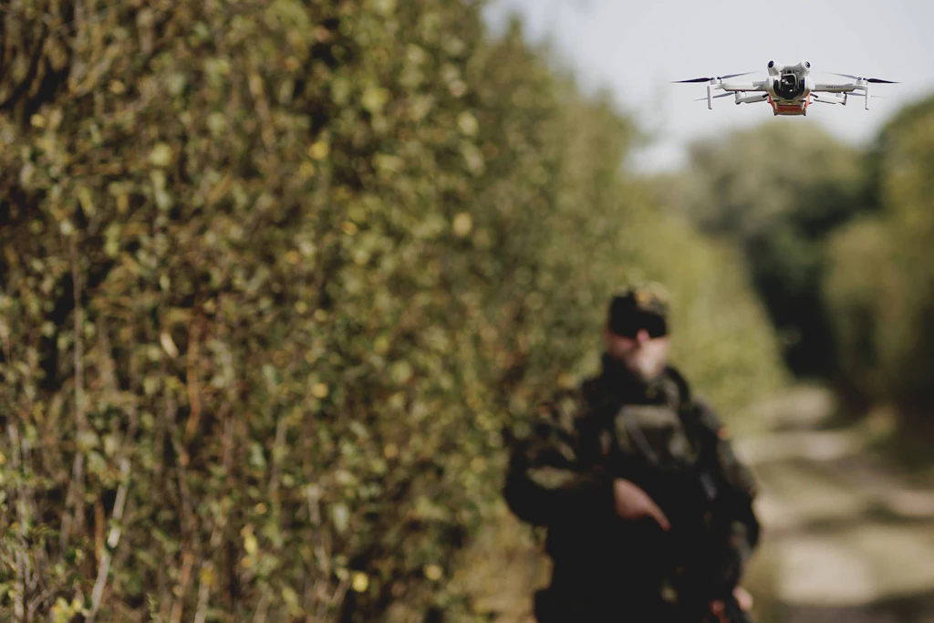 Eine Drohne wird gelandet, aufgenommen im Rahmen der Übung „Vigilant Roland II“ der Heimatschutzdivision der Bundeswehr im öffentlichen Raum in Stendal im Oktober 2026.